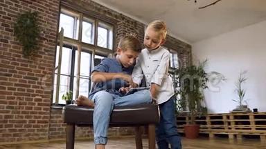 美丽的白种人儿童在平板电脑上玩在线游戏。 两个十几岁的弟弟玩电脑平板电脑游戏